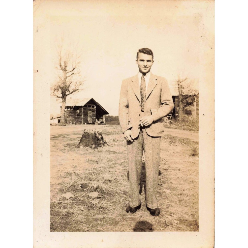 1940s Vintage Photograph Eufaula, AL Man Suit Barn Outdoor Portrait 3.5 x 2.5" - Picture 1 of 2